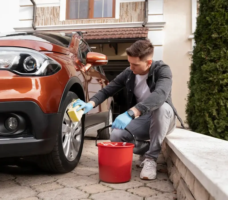 Lavage auto à domicile Tuffé Val de la Chéronne : professionnel intervenant sur un véhicule